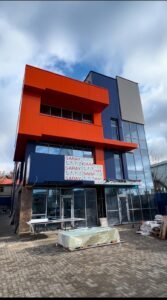 Fațadă ventilată din Etalbond pentru clădire comercială